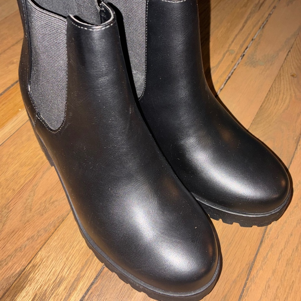 BRAND NEW WOMWNS BLACK BOOTS